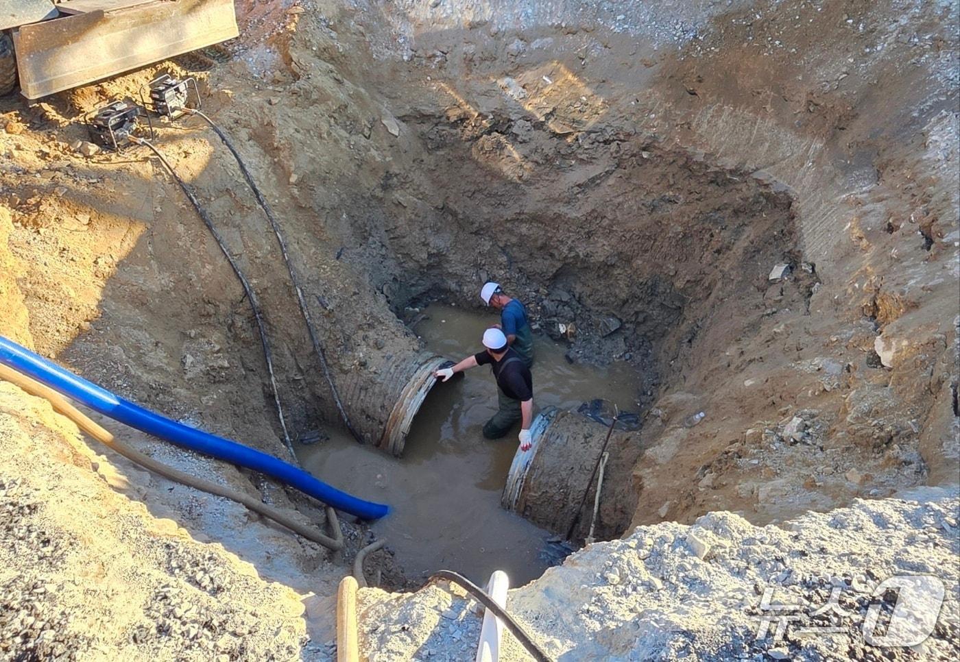 아산 실옥동에서 발생한 싱크홀은 우수관 누수로 인한 지반 침하가 원인이 된 것으로 확인됐다. 2025.7.21./뉴스1ⓒNews1 이시우 기자