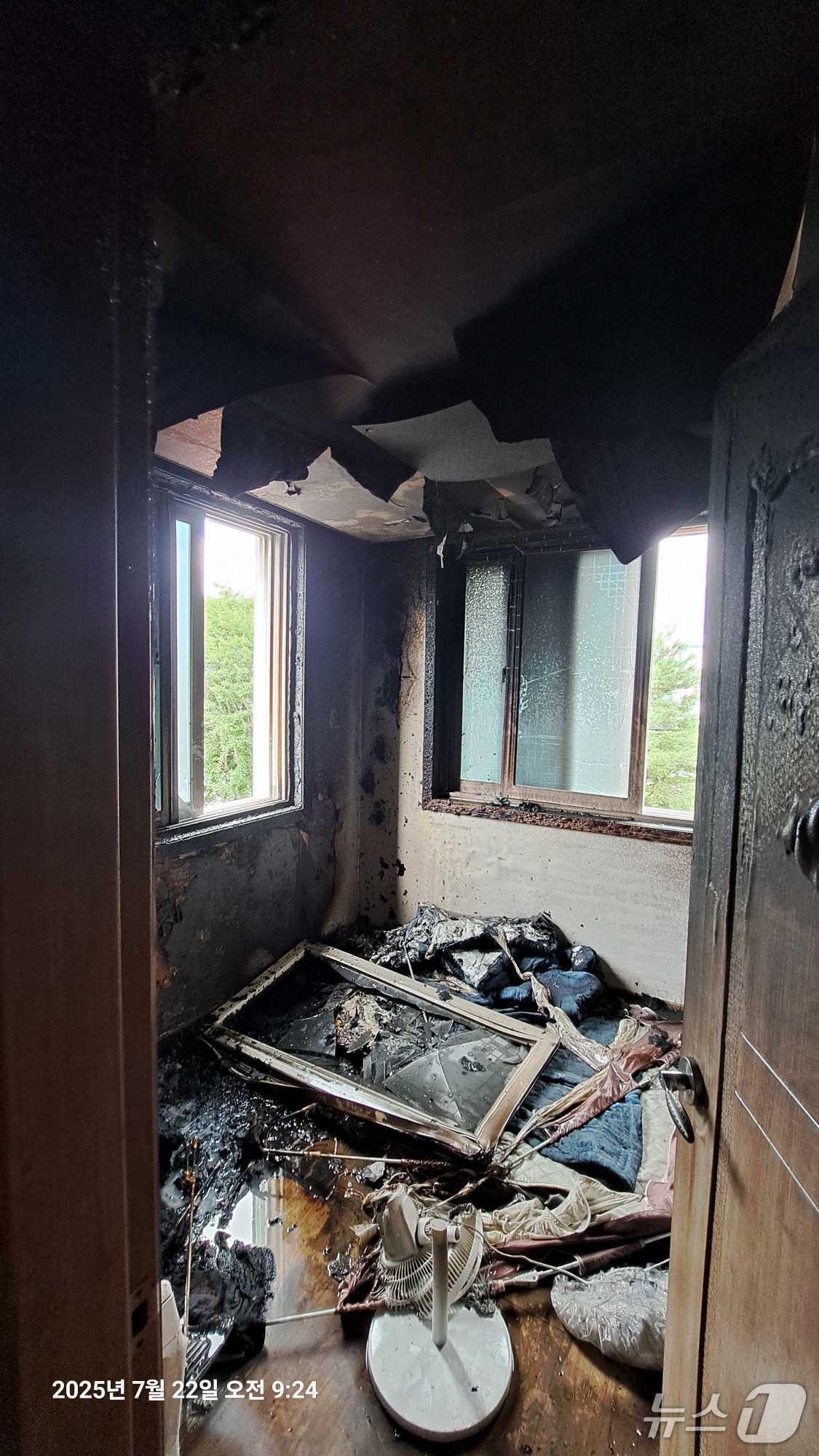 본문 이미지 - 강원 횡성군 횡성읍 읍상리의 한 다가구 주택 2층 화재 현장.&#40;강원도소방본부 제공, 재판매 및 DB금지&#41;