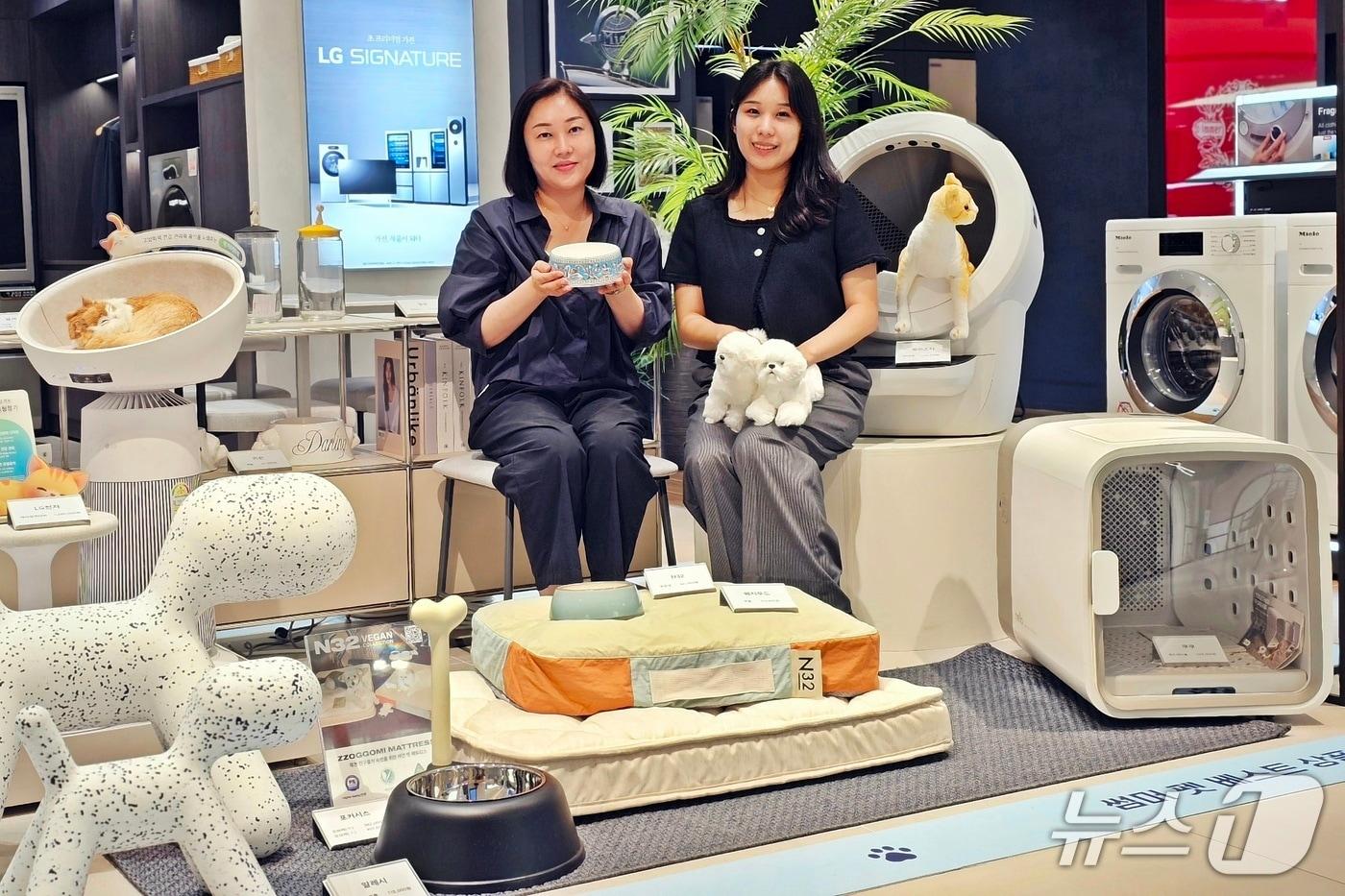 신세계백화점 센텀시티 관계자들이 애완동물을 위한 가전제품을 소개하고 있다.&#40;신세계 센텀시티 제공. 재판매 및 DB 금지&#41;