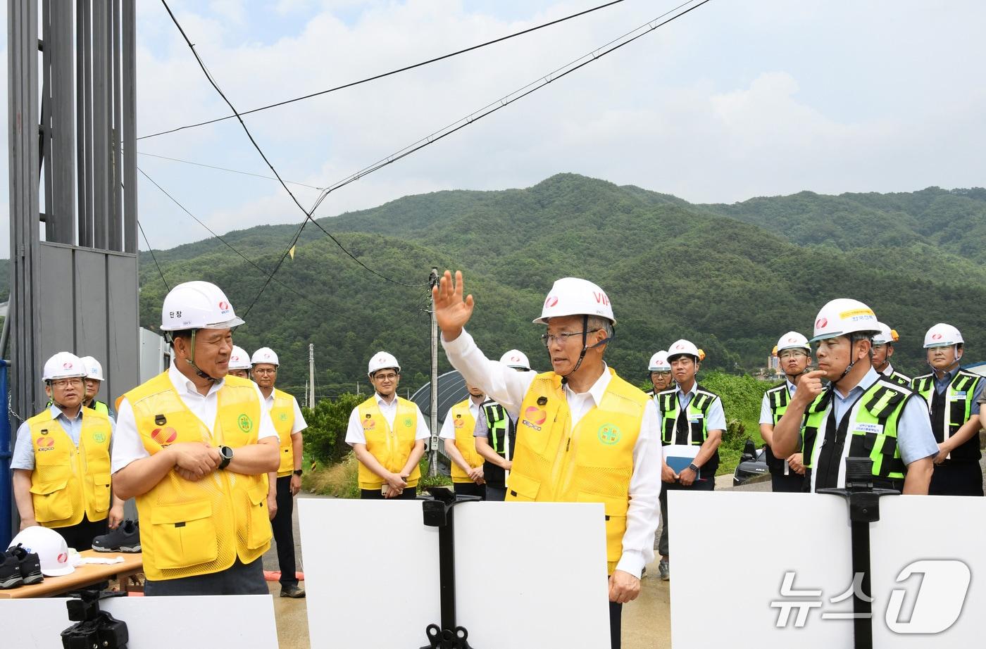 김동철 한국전력공사 사장이 14일 전력 설비 건설 현장을 점검하고 있다. &#40;한국전력공사 제공&#41; 2025.07.15 /뉴스1