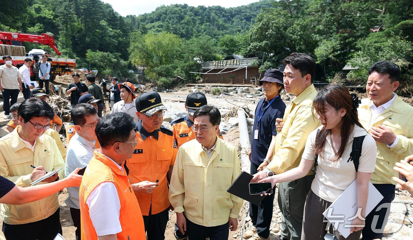 22일 오후 김동연 경기도지사가 가평군 조종면 집중호우 피해지역 현장을 방문하여 수색구조 당부 및 직원 격려를 하고 있다.(경기도 제공. 재판매 및 DB금지)