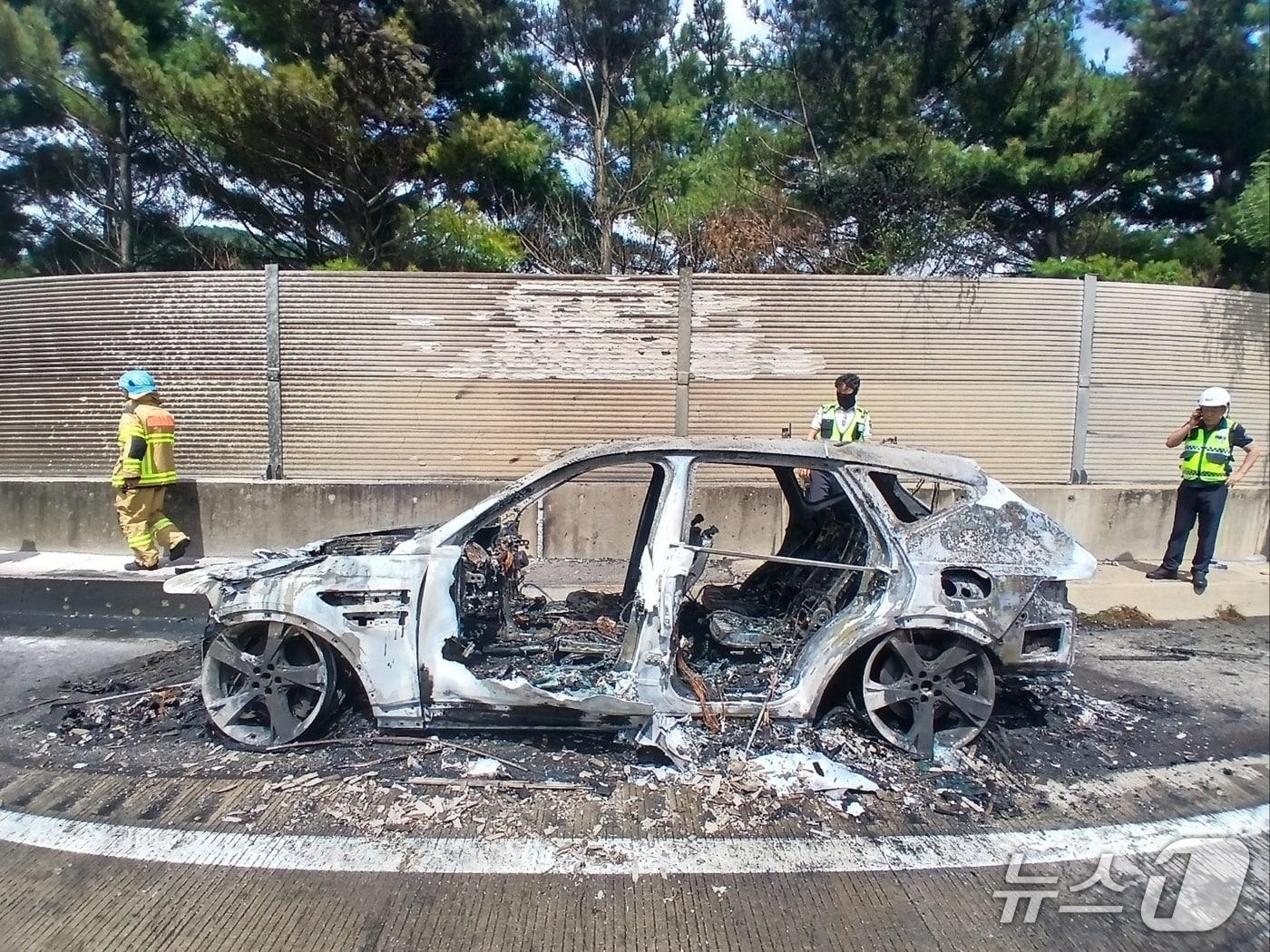 본문 이미지 - 중부내륙고속도로를 달리다 화재가 발생해 전소된 SUV차량.(괴산소방서 제공, 재판매 및 DB금지)/뉴스1