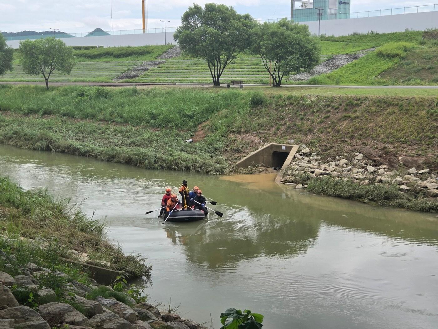 본문 이미지 -  집중호우 당시 급류에 휩쓸린 40대 수색 작업. (세종시 제공, 재판매 및 DB 금지)