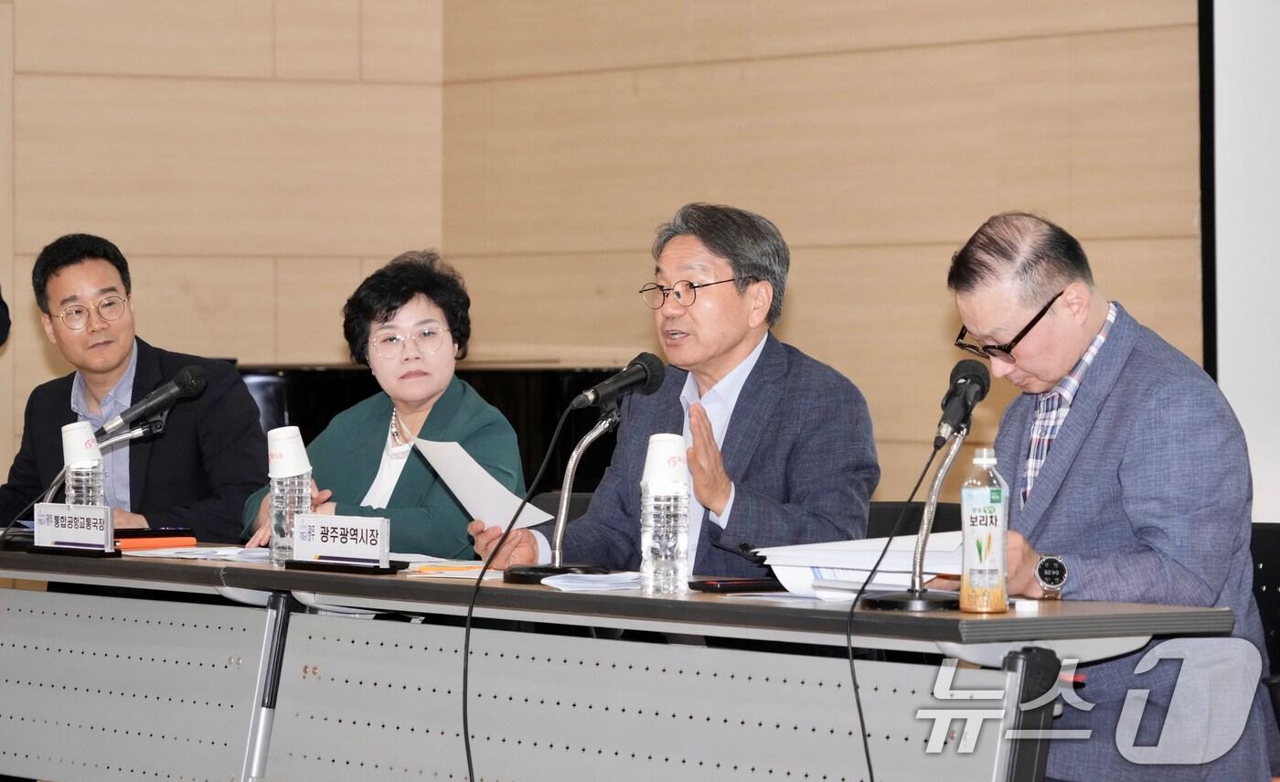 강기정 광주시장이 22일 오후 광주교통문화연수원에서 열린 ‘택시요금 현실화를 위한 광주시민 공청회’에 참석해 택시요금 적정 산정 용역 결과를 공유한 뒤 의견을 나누고 있다. &#40;광주시 제공. 재판매 및 DB 금지&#41; 2025.7.22/뉴스1 