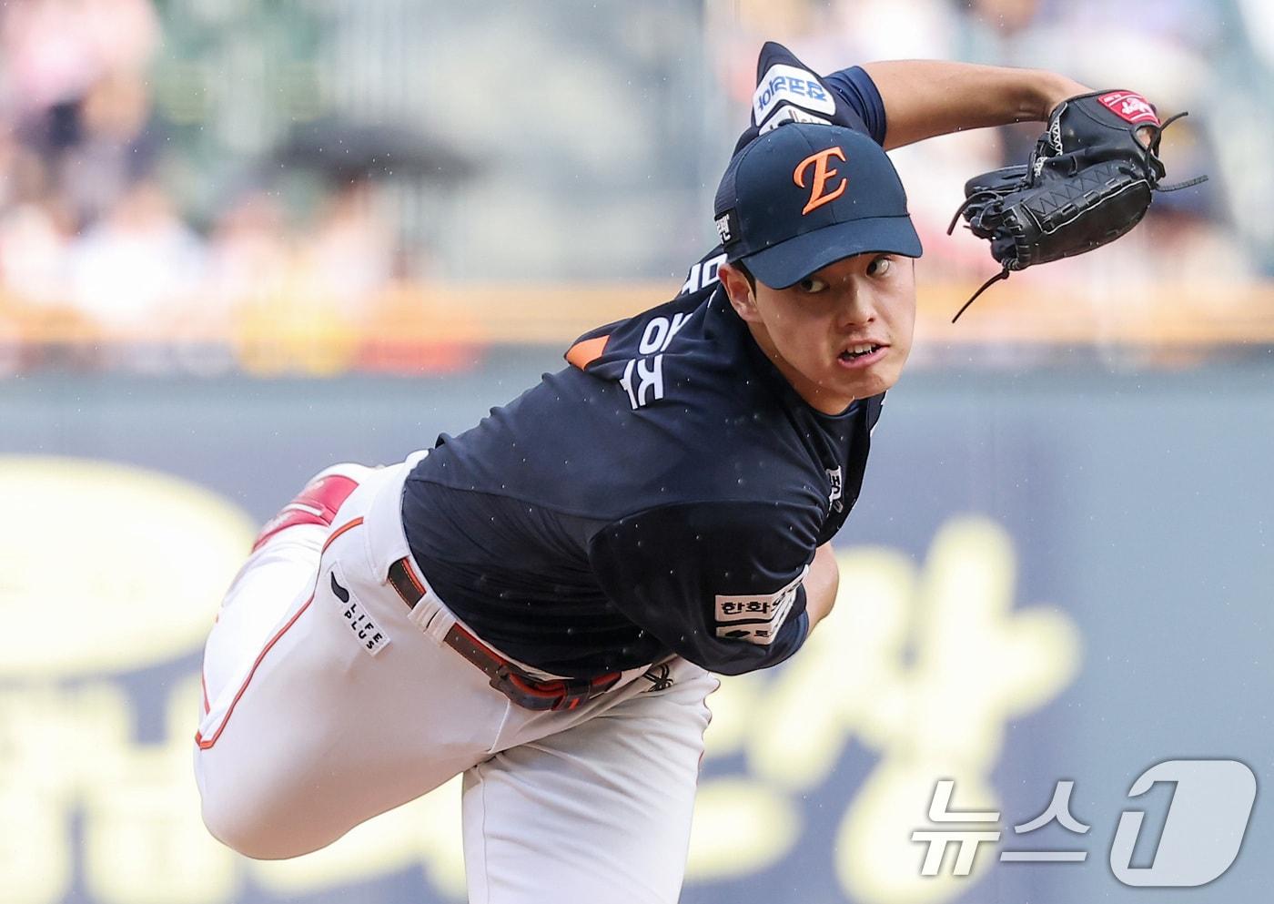 22일 서울 송파구 잠실야구장에서 열린 프로야구 &#39;2025 신한 SOL뱅크 KBO 리그&#39; 한화 이글스와 두산 베어스의 경기, 한화 선발 문동주가 역투하고 있다. 2025.7.22/뉴스1 ⓒ News1 김성진 기자