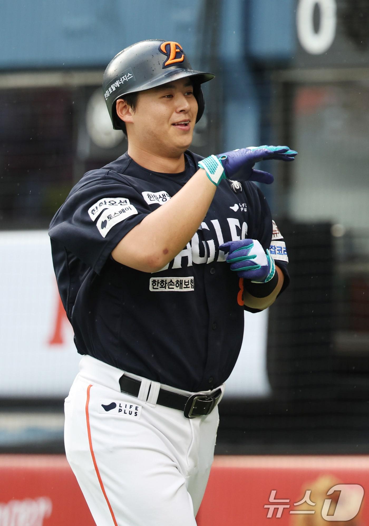 본문 이미지 - 22일 서울 송파구 잠실야구장에서 열린 프로야구 '2025 신한 SOL뱅크 KBO 리그' 한화 이글스와 두산 베어스의 경기, 한화 노시환이 2회초 무사 선두타자로 나서 솔로홈런을 친 후 세리머니를 하고 있다. 2025.7.22/뉴스1 ⓒ News1 김성진 기자