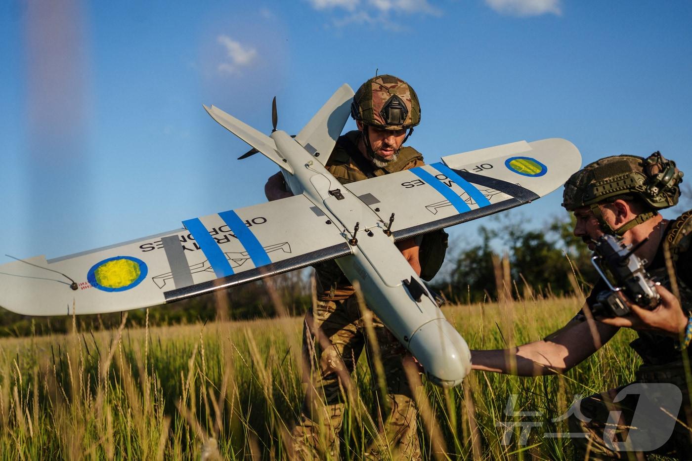 우크라이나 하르키우 지역 최전선 인근에서 우크라이나 군인들이 자국산 정찰 드론&#40;무인기&#41;을 발사 전 점검하고 있다. 기사내용과 무관한 자료사진. 2025.07.20 ⓒ 로이터=뉴스1 ⓒ News1 이지예 객원기자
