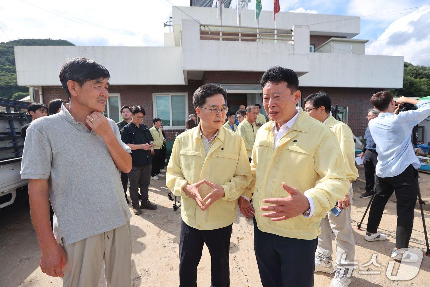 서태원 경기 가평군수&#40;사진 오른쪽&#41;가 22일 김동연 경기도지사&#40;사진 가운데&#41;와 수해 관련 피해 상황에 대해 얘기를 나누고 있다.&#40;가평군 제공&#41;/뉴스1