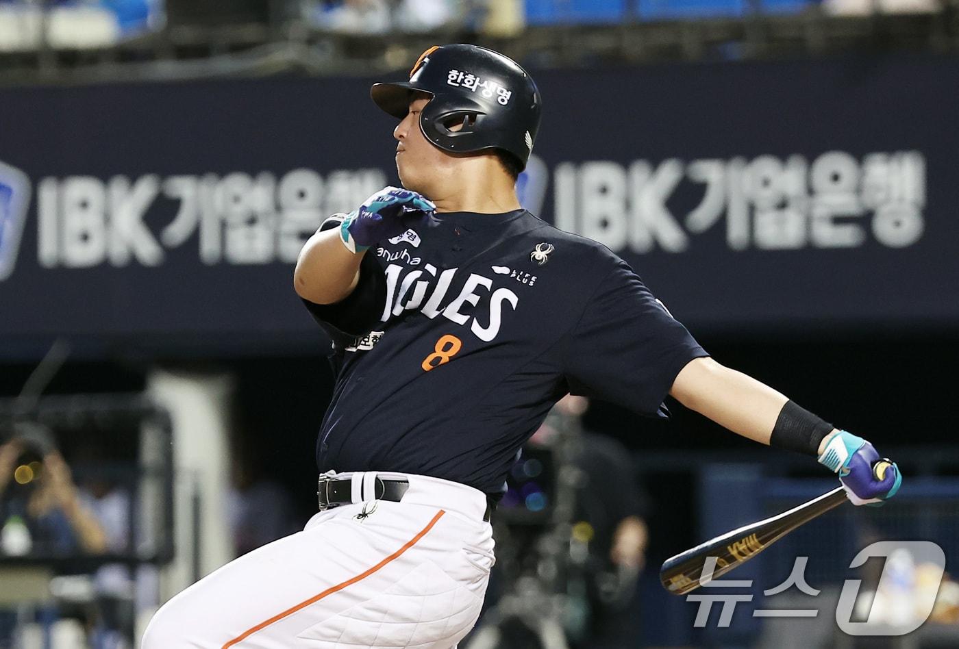 22일 서울 송파구 잠실야구장에서 열린 프로야구 '2025 신한 SOL뱅크 KBO 리그' 한화 이글스와 두산 베어스의 경기, 한화 노시환이 6회초 1사 안타를 치고 있다. 2025.7.22/뉴스1 ⓒ News1 김성진 기자