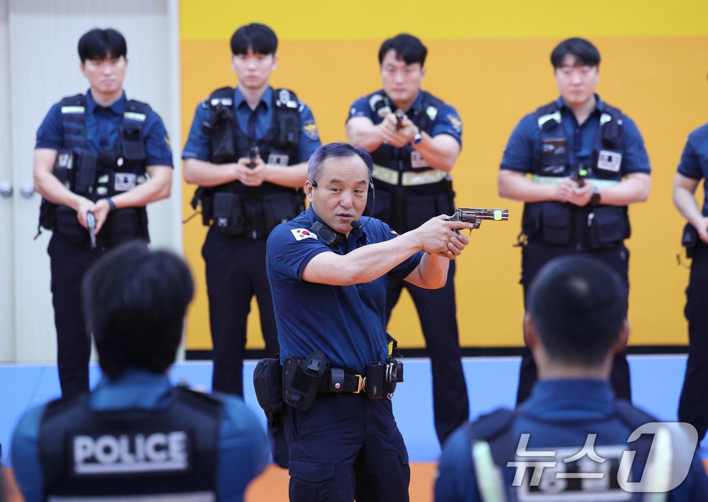 손병철 충정로 지구대장이 지난 22일 서울 종로구 서울경찰청 상무관에서 지역경찰 대상 흉기 대응 실전훈련을 지도하고 있다. 2025.7.22/뉴스1 ⓒ News1 박지혜 기자