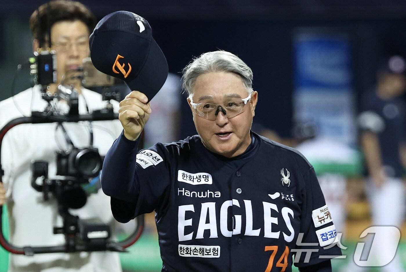 한화 김경문 감독이 22일 서울 송파구 잠실야구장에서 열린 프로야구 &#39;2025 신한 SOL뱅크 KBO 리그&#39; 한화 이글스와 두산 베어스의 경기에서 2-1로 승리를 거두며 10연승을 달성한 후 관중석을 향해 인사하고 있다. 2025.7.22/뉴스1 ⓒ News1 김성진 기자