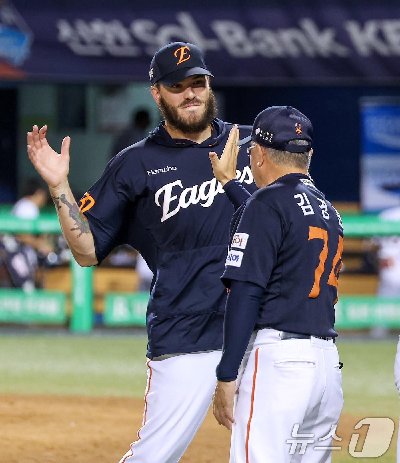본문 이미지 - 한화 코디 폰세가 22일 서울 송파구 잠실야구장에서 열린 프로야구 '2025 신한 SOL뱅크 KBO 리그' 한화 이글스와 두산 베어스의 경기에서 2-1로 승리를 거두며 10연승을 달성한 후 김경문 감독과 하이파이브를 하고 있다. 한 팀이 단일 시즌에 두 번의 10연승을 해낸 건 1985년 삼성 라이온즈 이후 처음이자 역대 두 번째다. 2025.7.22/뉴스1 ⓒ News1 김성진 기자