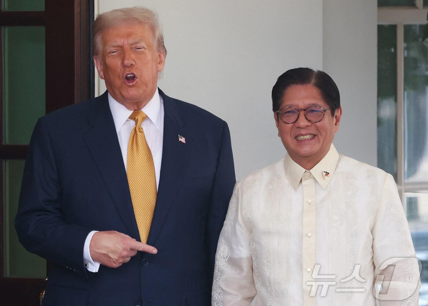 본문 이미지 - 도널드 트럼프 미국 대통령이 22일(현지시간) 미국 워싱턴DC 백악관에서 페르디난드 마르코스 주니어 필리핀 대통령을 맞이하고 있다. 2025.07.22 ⓒ 로이터=뉴스1 ⓒ News1 류정민 특파원