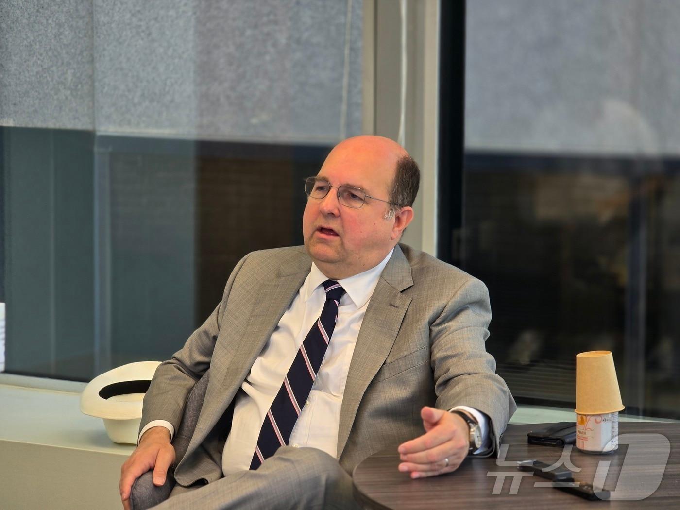 본문 이미지 - 스티븐 본 전 미무역대표부&#40;USTR&#41; 법무실장이 22일&#40;현지시간&#41; 미국 워싱턴DC에서 한국 기자들과 간담회를 하고 있다. ⓒ News1 류정민 특파원