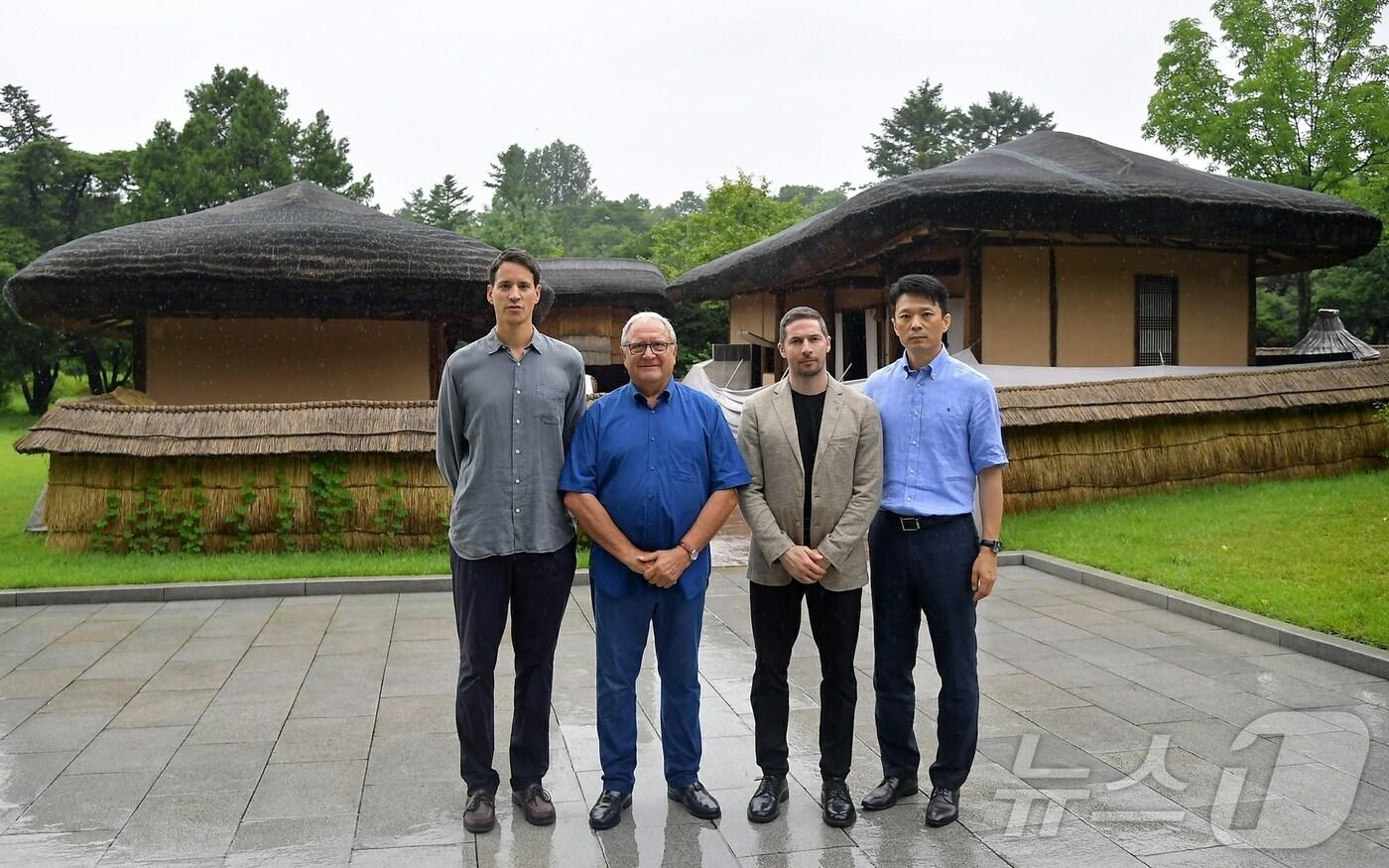 &#40;평양 노동신문=뉴스1&#41; = 북한 노동당 기관지 노동신문은 23일 리카르도 프라카리 위원장을 단장으로 하는 세계야구소프트볼 연맹&#40;WBSC&#41; 대표단이 전날 만경대를 방문해 여러곳을 참관했다고 보도했다. [국내에서만 사용가능. 재배포 금지. DB 금지. For Use Only in the Republic of Korea. Redistribution Prohibited] rodongphoto@news1.kr