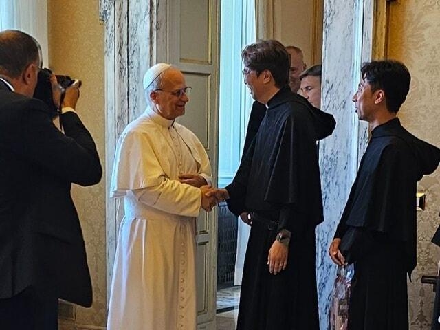 본문 이미지 - 성 아우구스띠노 수도회 한국지부 성지순례단 28명이 지난 17일 로마 카스텔 간돌포에서 레오 14세 교황을 알현했다. &#40;출처 성 아우구스띠노 수도회 페이스북&#41;