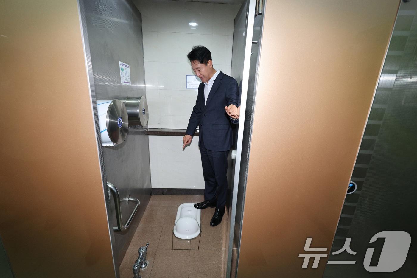 오세훈 서울시장이 23일 오전 서울 송파구 2호선 잠실역 내 화장실에서 화변기를 살펴보고 있다. 2025.7.23/뉴스1 ⓒ News1 신웅수 기자