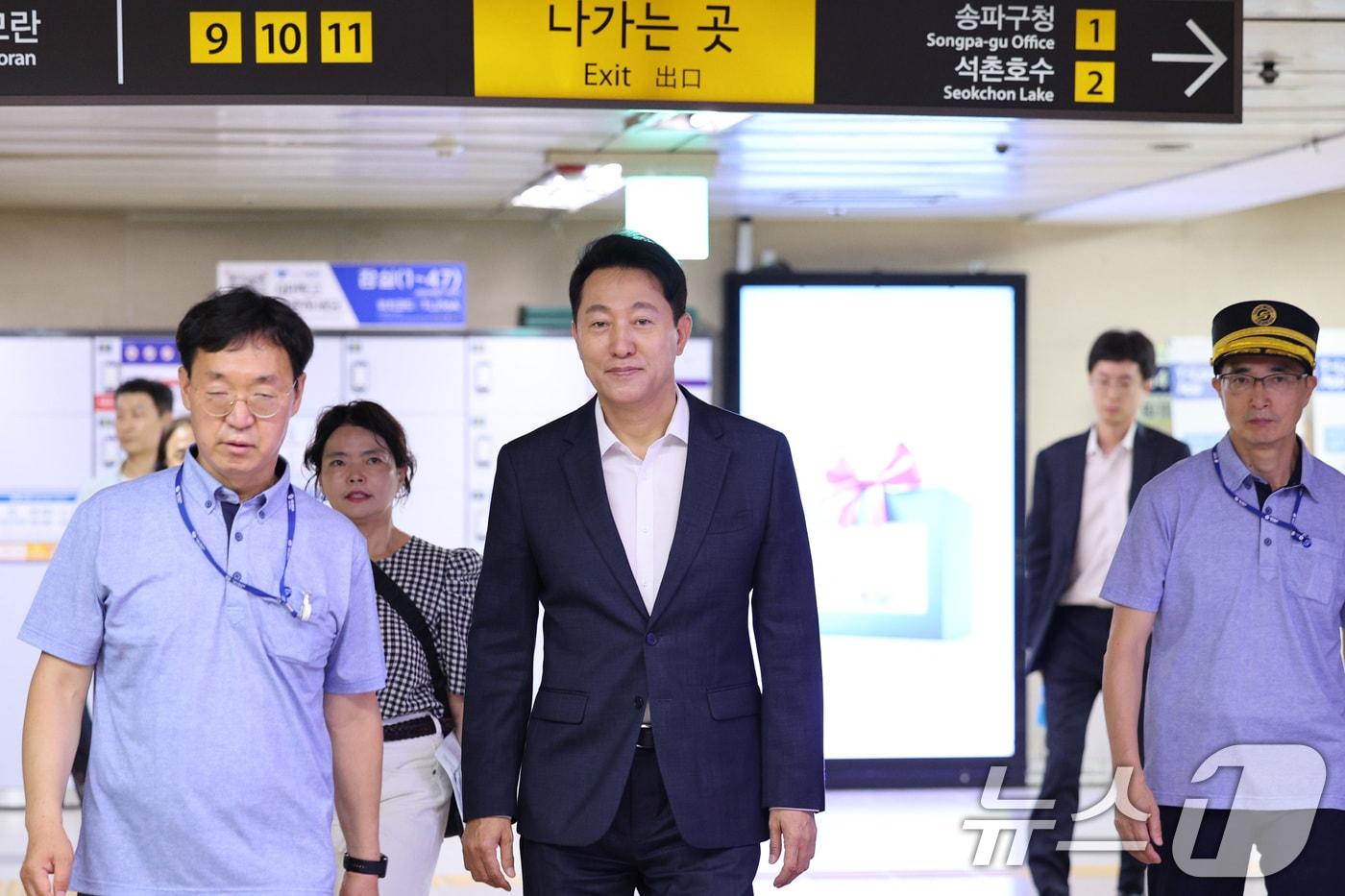 오세훈 서울시장이 23일 오전 서울 송파구 2호선 잠실역 내 화장실에서 화변기를 살펴보고 있다. 2025.7.23/뉴스1 ⓒ News1 신웅수 기자