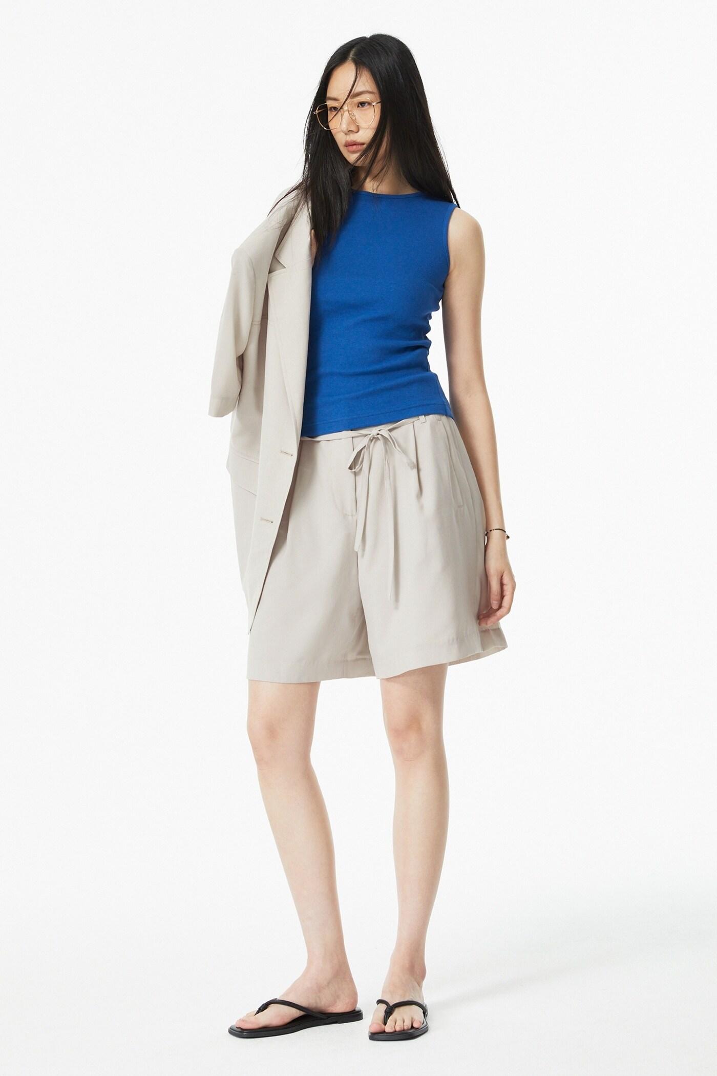 본문 이미지 - 신세계인터내셔날은 이달 들어 휴가지에서 활용하기 좋은 의류와 화장품 매출이 전년 대비 큰 폭으로 증가했다.&#40;스튜디오톰보이제공&#41;