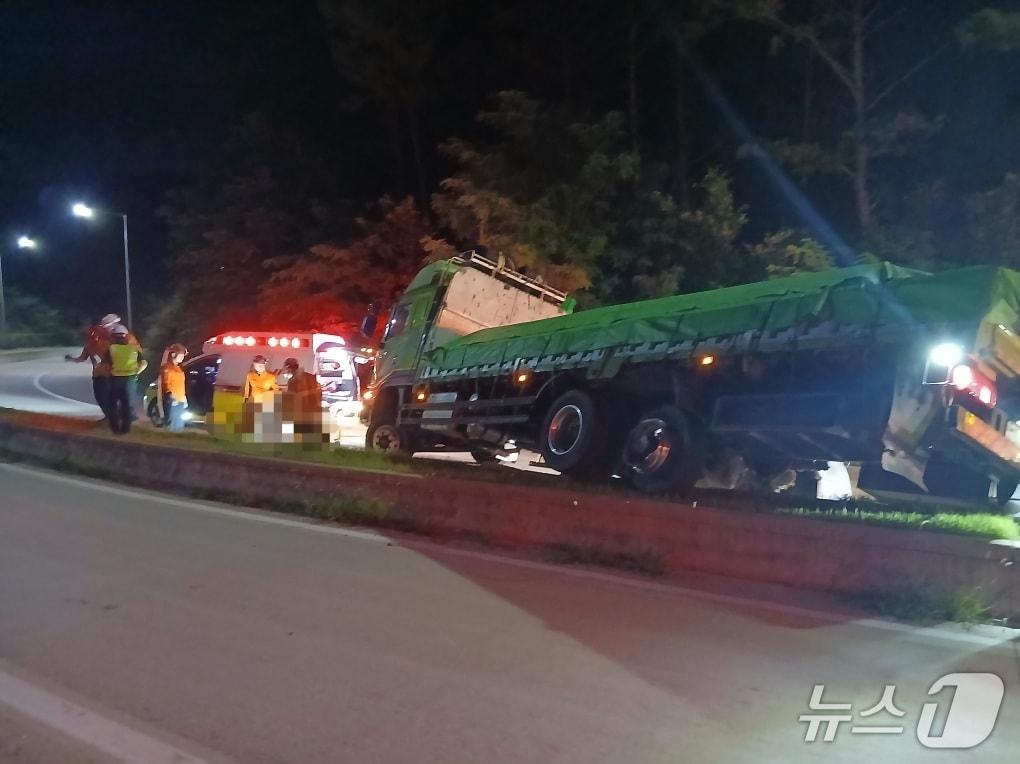 본문 이미지 - 22일 오후 9시 38분쯤 경북 영천시 신녕면 연정리 상주영천고속도로 신녕IC 램프 구간에서 4.5톤 화물차가 경계석을 들이받는 사고가 발생해 구조대원이 구조하고 있다.(경북소방본부제공. 재판매 및 DB 금지)2025.7.23/뉴스1