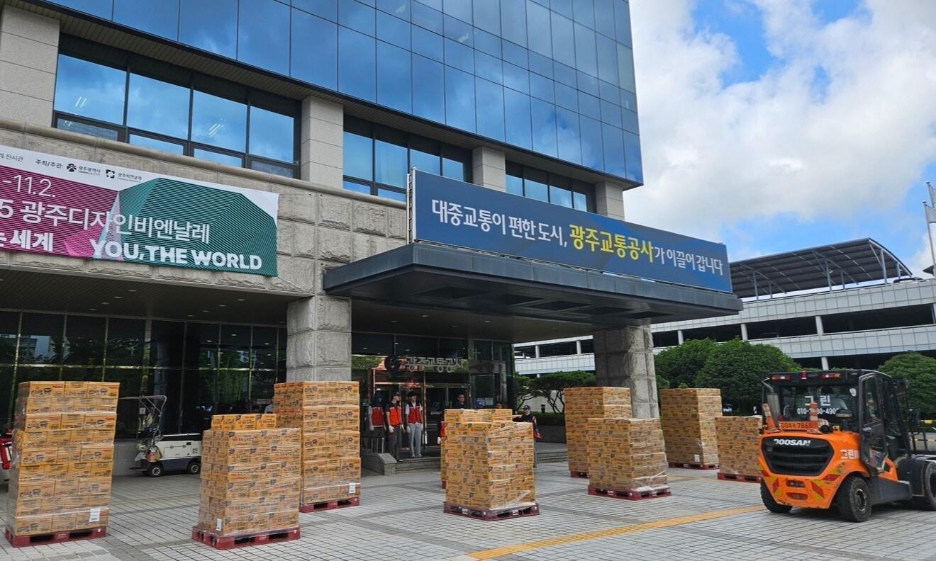 본문 이미지 - 오뚜기 수해지역 구호 물품 전달 현장.(오뚜기 제공)