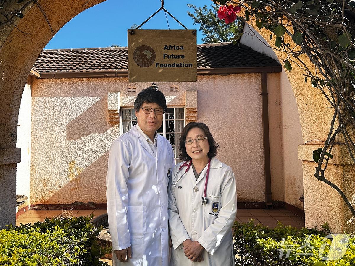 본문 이미지 - &#39;2025 성천상&#39; 수상자인 강동원·전진경 부부. &#40;JW이종호제단 제공&#41;