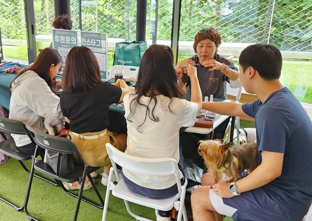 본문 이미지 - 놀다가시개! 펫 캠페인 참가자들이 비즈 목걸이 만들기에 참여하고 있는 모습.&#40;스타벅스 코리아 제공&#41;