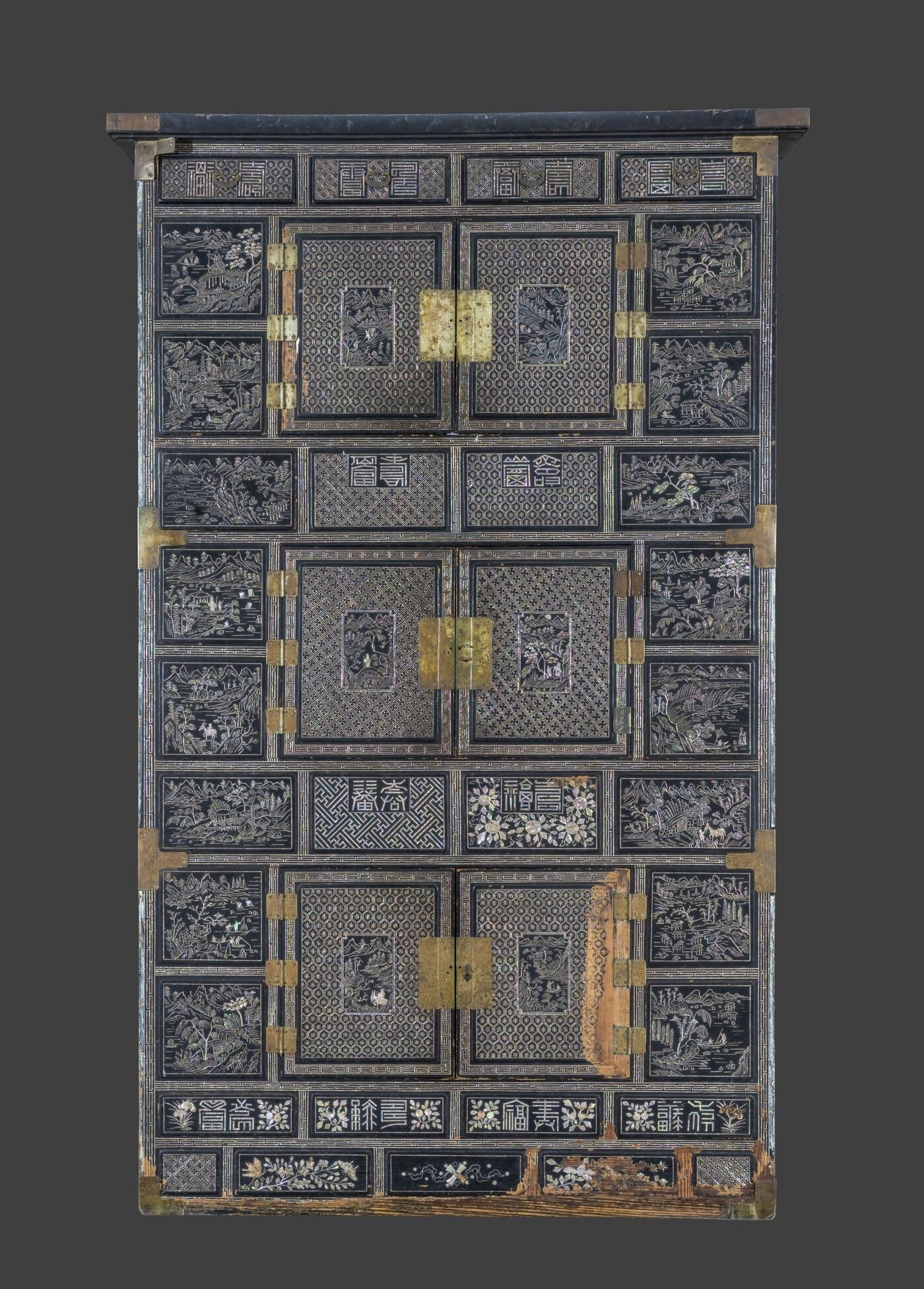 본문 이미지 - 나전산수무늬삼층장 정면 모습(국가유산청 제공)