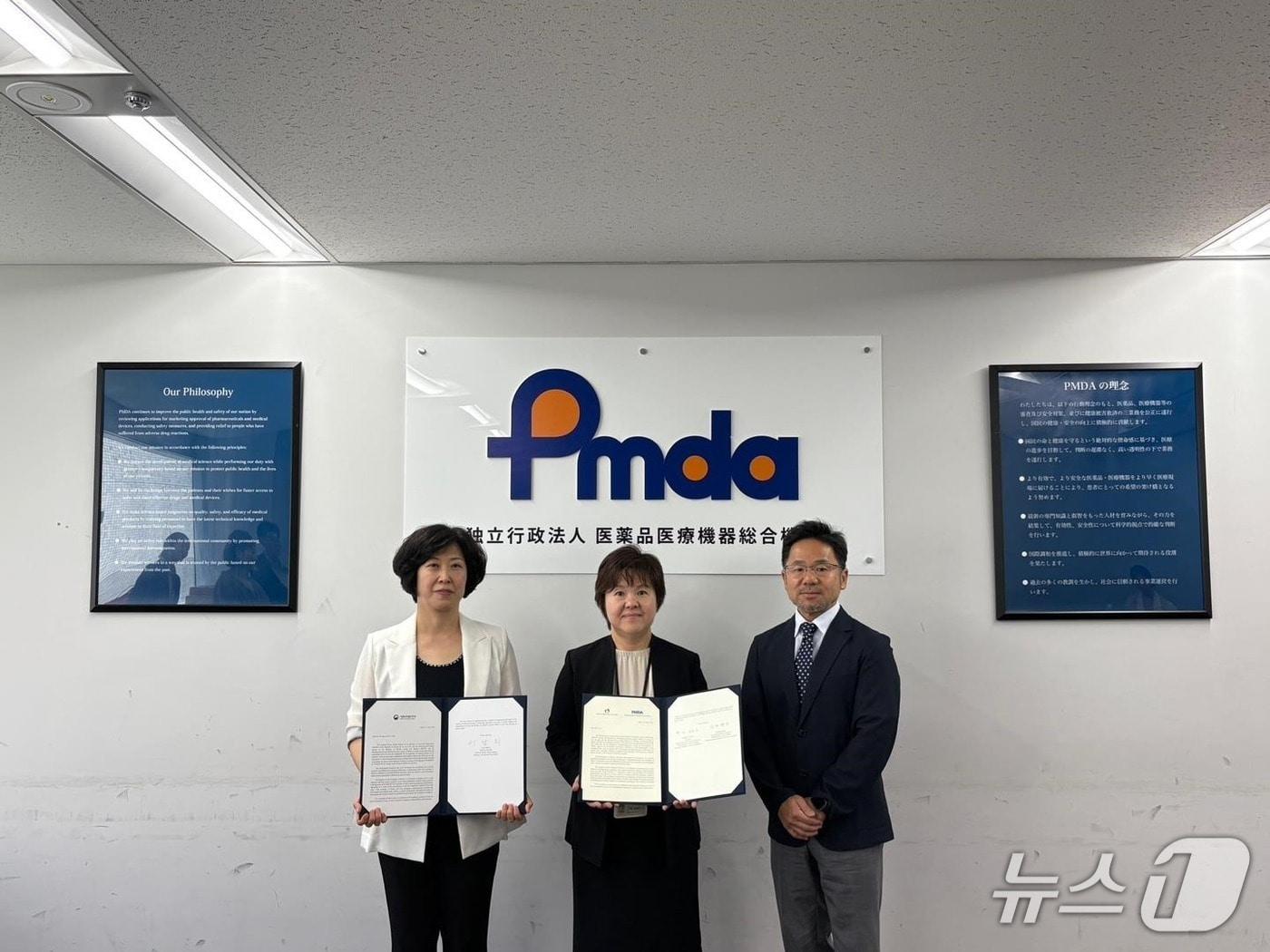본문 이미지 - 지난 17일 이남희 식약처 의료기기안전국장(왼쪽), 노무라 유미코 일본 후생노동성 의료기기심사관리과장, 이시이 켄스케 일본 의약품의료기기종합기구(PMDA) 국장(오른쪽)이 협약서에 서명 후 기념 촬영하고 있다.(식약처 제공) 2025.7.23/뉴스1