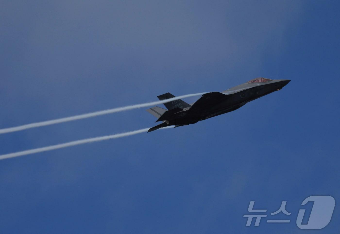 2024년 7월 22일(현지시간) 영국 햄프셔주 판버러에서 열린 '판버러 국제 에어쇼'에서 미 공군의 F-35A 라이트닝 II 전투기가 비행하고 있다. 2024.07.22. ⓒ 로이터=뉴스1 ⓒ News1 윤다정 기자