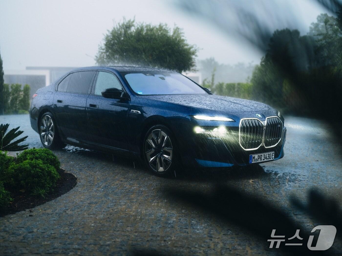 본문 이미지 - BMW 그룹 코리아는 장마철 차량 침수 피해 고객을 지원하는 'BMW·MINI 침수차량 대상 특별 고객 케어 프로그램'을 운영한다. 