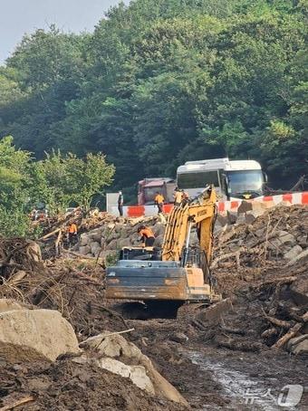 본문 이미지 - 산청군 신안면 외송리 실종자를 찾기 위해 관계 당국이 23일 오전부터 수색 작업을 벌이고 있다. 2025.7.23/뉴스1 한송학기자