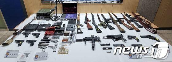 본문 이미지 - 부산에서 적발된 국내 반입 총기들(사진은 기사 내용과 무관함) (부산경찰청 제공) / 뉴스1  ⓒ News1