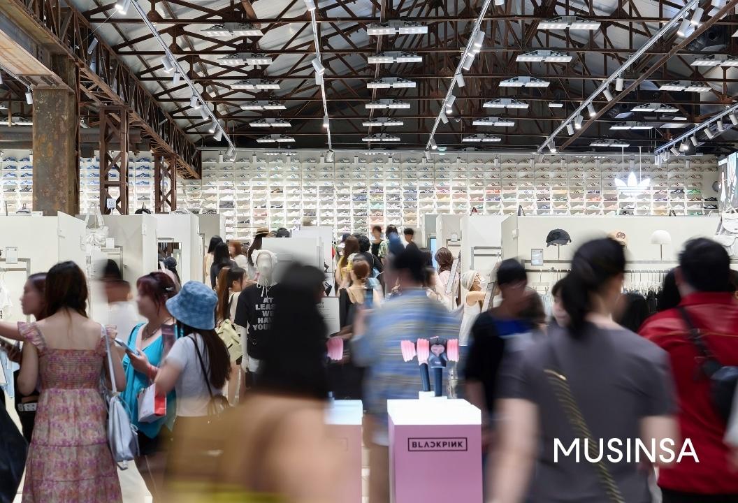 본문 이미지 - 서울 성수동에서 운영하고 있는 오프라인 패션 편집숍 '무신사 스토어 성수@대림창고'의 올해 2분기(4~6월) 중국인 거래액을 합산한 결과 지난 1분기(1~3월)보다 257% 증가한 것으로 집계됐다.(무신사제공)