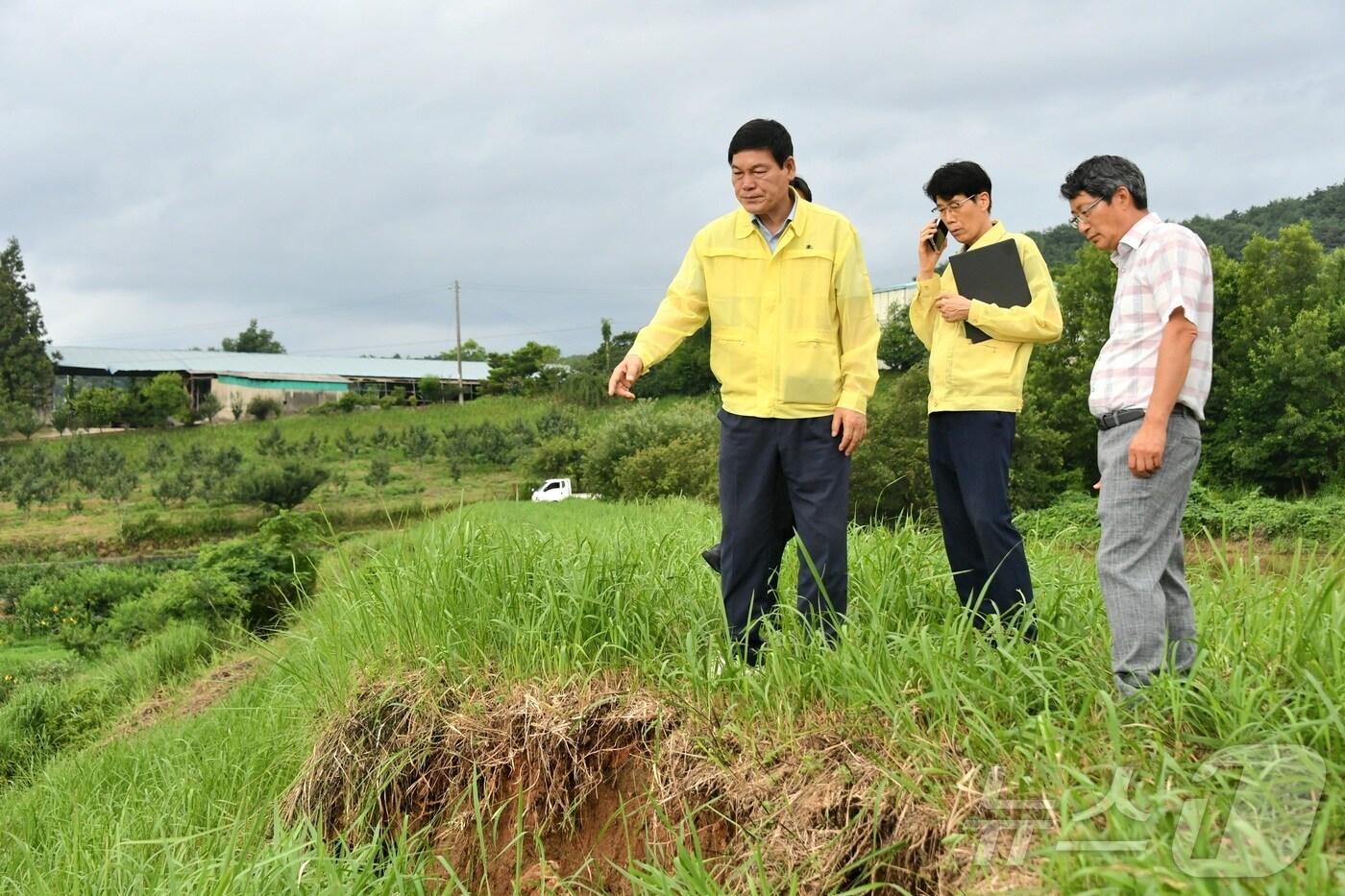 정철원 전남 담양군수가 대덕면 금산리 금산저수지 현장을 확인하고 있다.(담양군 제공. 재배포 및 DB 금지)