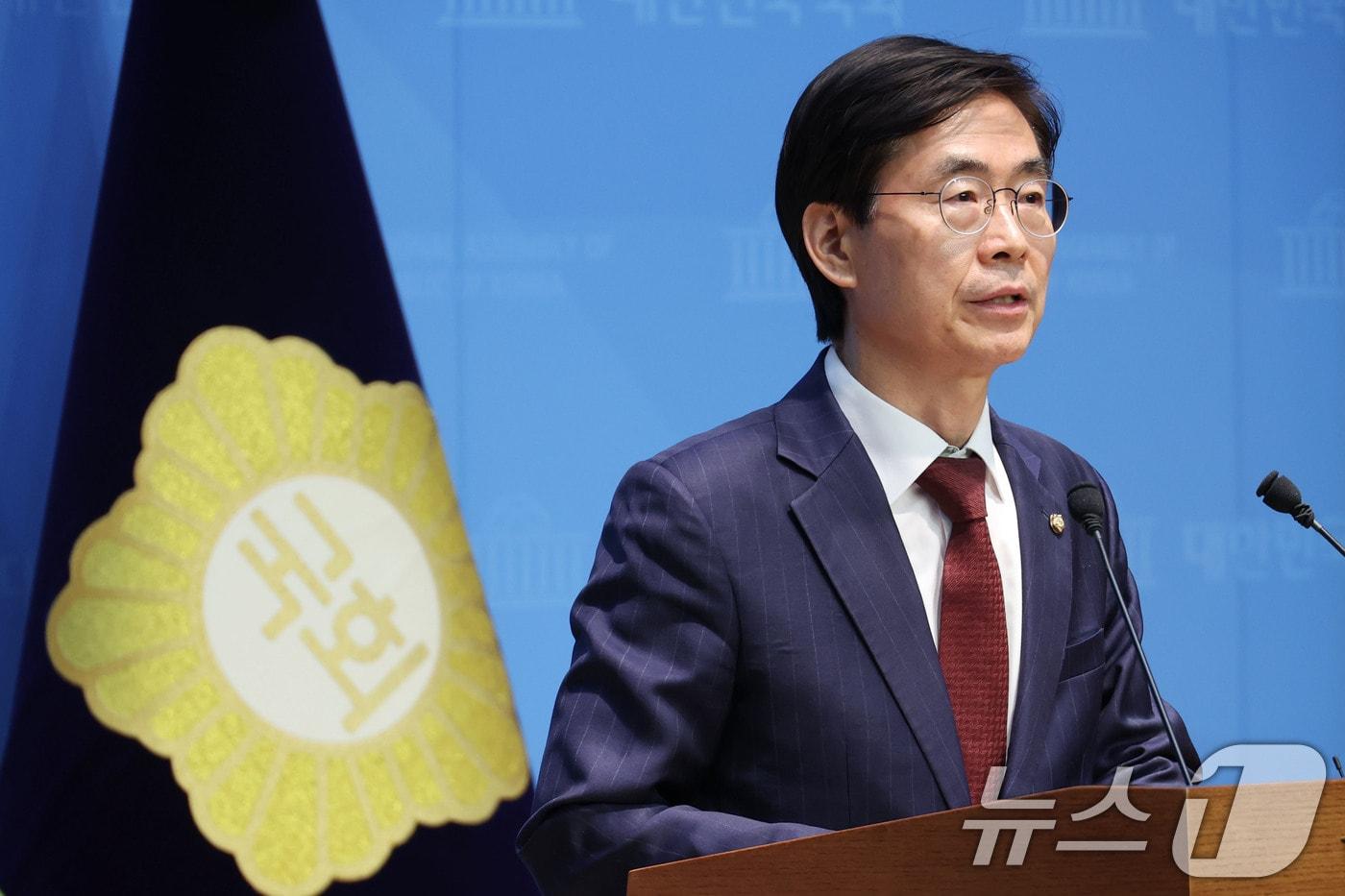 국민의힘 당대표 출마를 선언한 조경태 의원이 23일 오전 서울 여의도 국회 소통관에서 현안 관련 기자회견을 열고 혁신후보 단일화를 제안하고 있다. 2025.7.23/뉴스1 ⓒ News1 이광호 기자