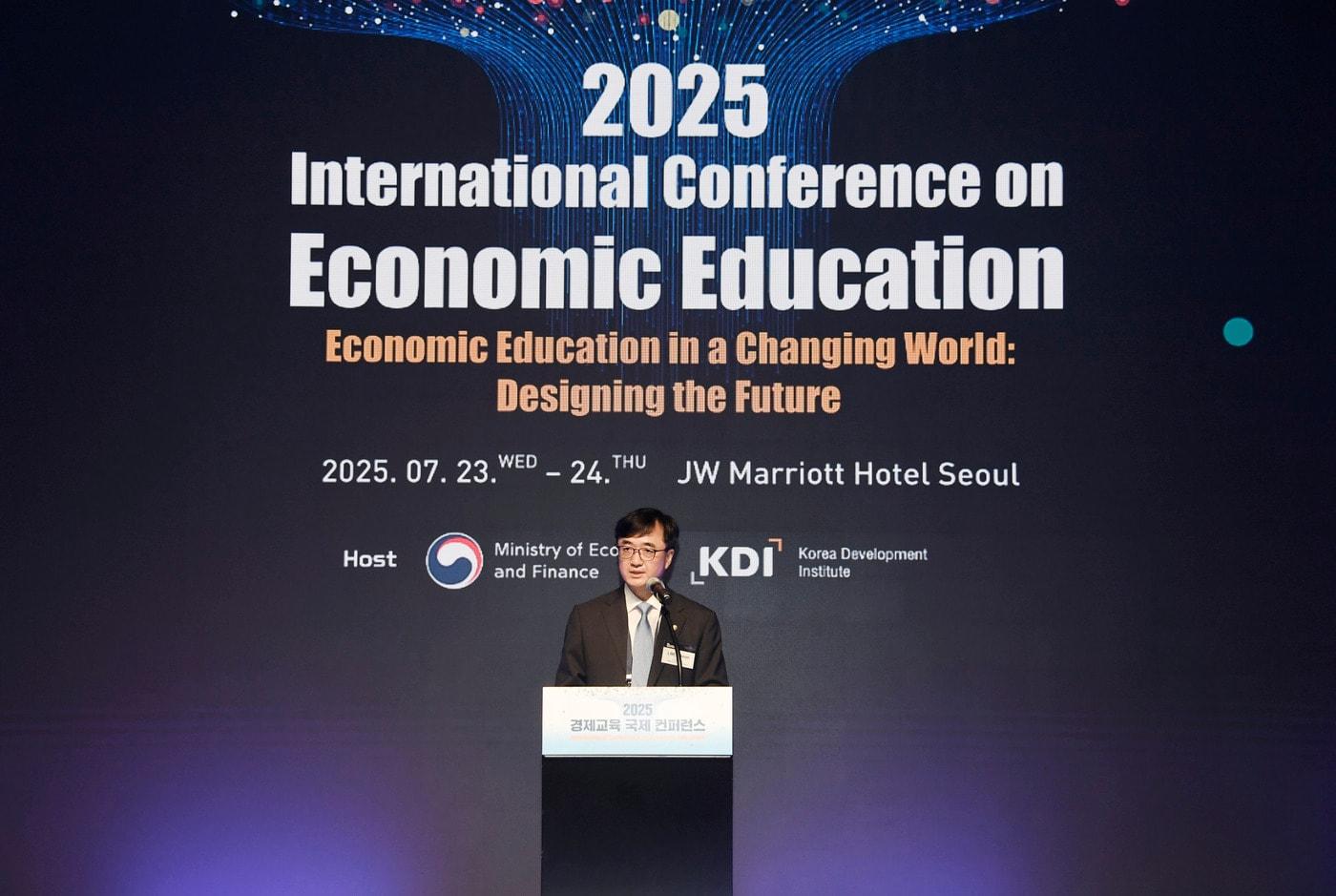 임기근 기획재정부 차관이 23일 서울 서초구 JW 메리어트 호텔에서 열린 '2025년 경제교육 국제 컨퍼런스'에 참석해 개회사를 하고 있다. (기재부 제공)
