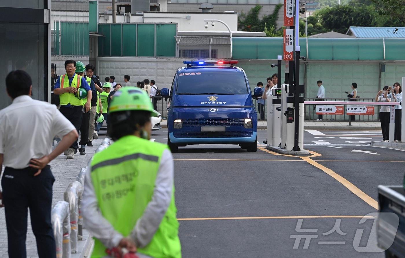 구속 중인 이일준 삼부토건 회장이 탑승한 것으로 추정되는 법무부 호송차량이 23일 오전 서울 종로구 kt 광화문빌딩에 마련된 김건희특검 건물로 들어가고 있다. &#40;공동취재&#41; 2025.7.23/뉴스1 ⓒ News1 박정호 기자