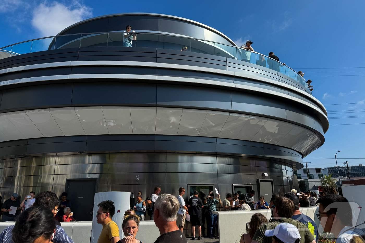 21일&#40;현지시간&#41; 미국 캘리포니아주 로스앤젤레스 할리우드 지역의 산타모니카 블러버드에서 테슬라 다이너가 개장하면서 시민들이 줄을 서서 입장을 기다리고 있다. 2025.07.21.ⓒ AFP=뉴스1