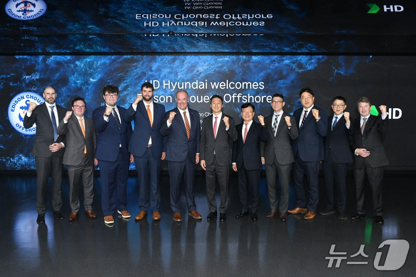 HD현대와 에디슨 슈에스트 오프쇼어(ECO)사가 미국 내 컨테이너 운반선 공동 건조를 위한 세부 협력방안을 논의하고 기념촬영한 모습. 사진 오른쪽에서 여섯번째부터 정기선 HD현대 수석부회장, 디노 슈에스트 ECO 대표(HD현대 제공)