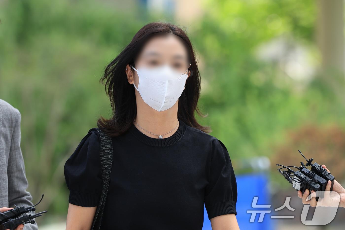 '김건희 집사' 김예성 씨의 아내 정 모 씨가 지난달 23일 서울 종로구 김건희 특검팀(특별검사 민중기)으로 소환 조사에 출석하고 있다./뉴스1 ⓒ News1 박정호 기자