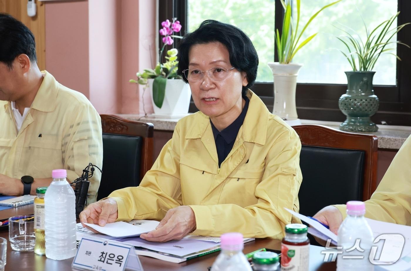 최은옥 교육부 차관이 23일 집중호우 피해를 입은 충남 공주 한일고를 찾아 피해 복구에 총력을 다해달라고 당부했다.(교육부 제공)