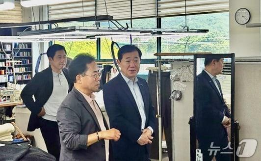 본문 이미지 - 이태식 한국중소벤처기업유통원 대표이사&#40;가운데&#41;가 이달 22일 경기도 양주시 조인어패럴 본사를 방문했다. &#40;한유원 제공&#41;