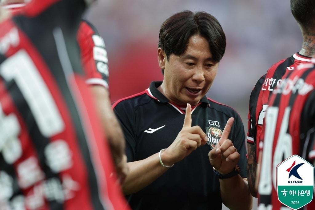 본문 이미지 - 김기동 감독이 이끄는 FC서울이 분위기를 타고 있다. 승부수를 띄운 시점에서 찾아온 상승세라 더 반갑다. &#40;한국프로축구연맹 제공&#41;