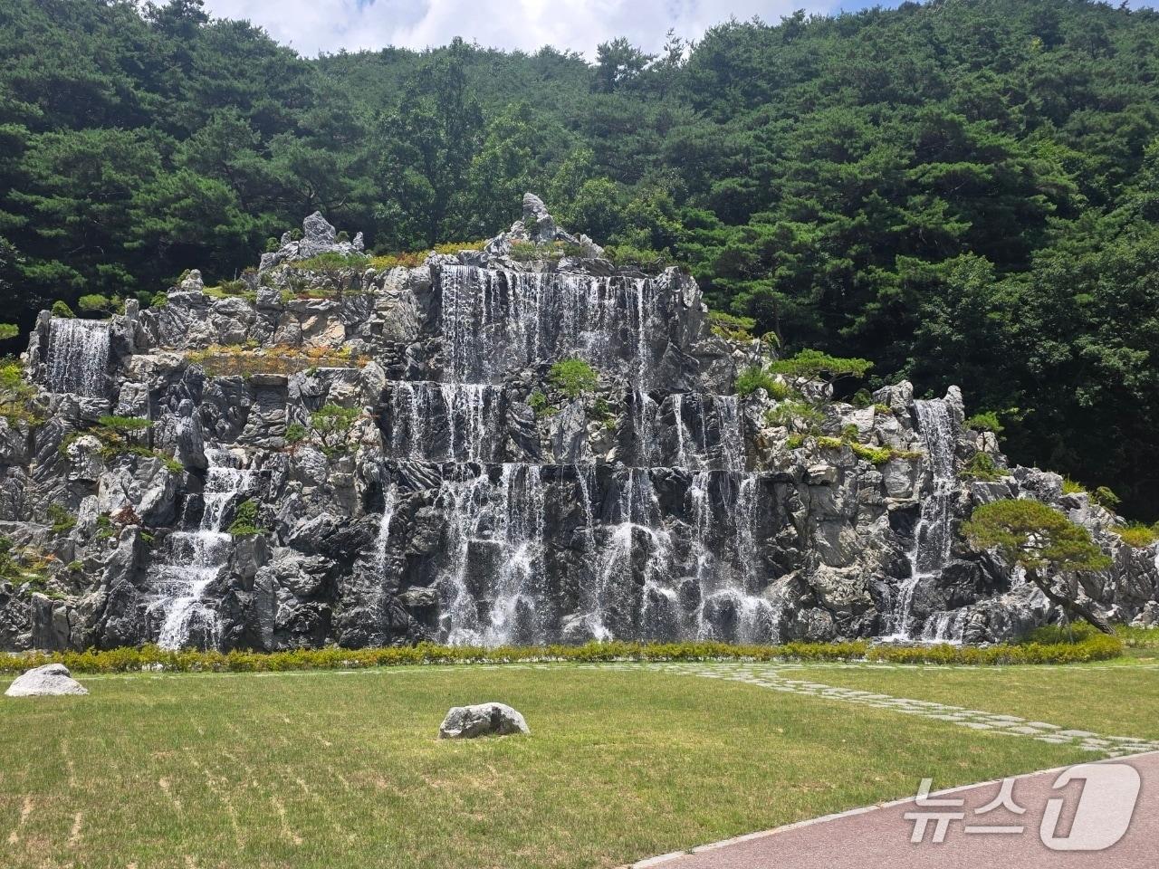 본문 이미지 - 보은군 속리산면 상판리 일대 정이품송지구 관광활성화사업지내 인공폭포 /뉴스1