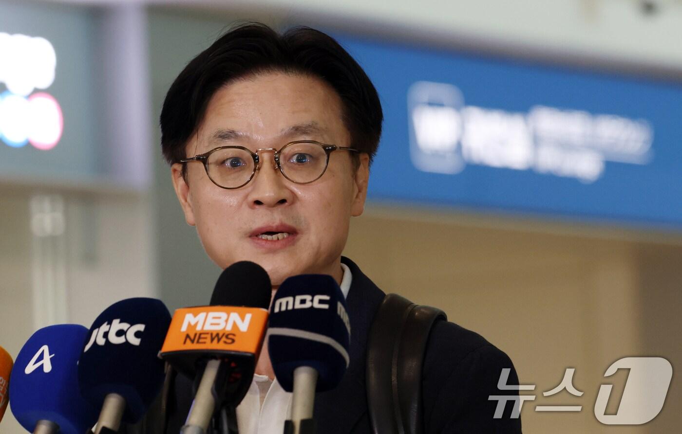 김정관 산업통상자원부 장관이 23일 오전 인천공항에서 대미 통상 협상을 위해 출국하며 취재진의 질문에 답변하고 있다. 2025.7.23/뉴스1 ⓒ News1 김명섭 기자