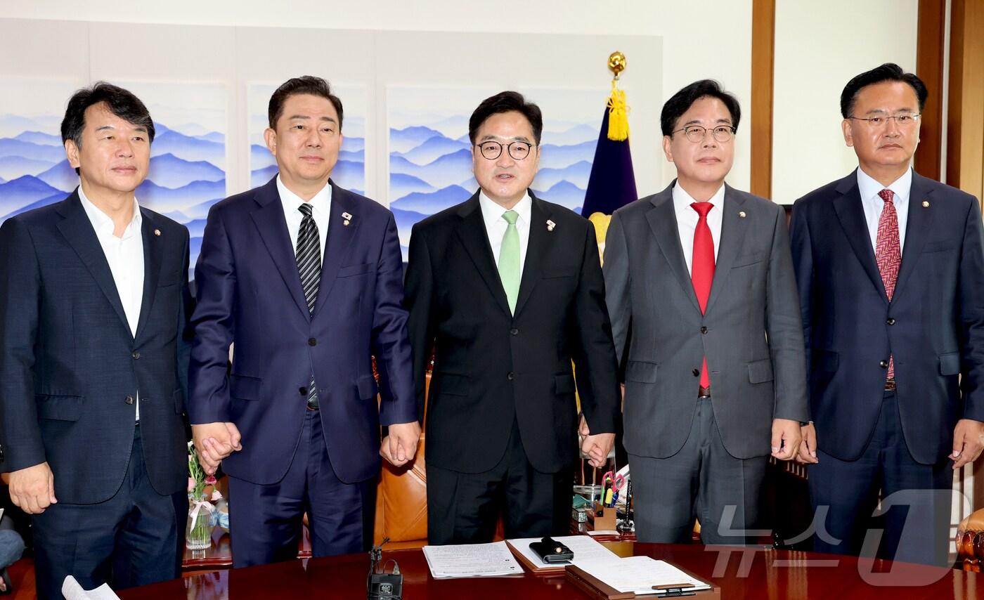 문진석 더불어민주당 원내수석부대표&#40;왼쪽부터&#41;, 김병기 원내대표, 우원식 국회의장, 송언석 국민의힘 원내대표, 유상범 원내수석부대표가 23일 국회의장실에서 회동을 갖고 기념촬영을 하고 있다. &#40;공동취재&#41; 2025.7.23/뉴스1 ⓒ News1 이광호 기자
