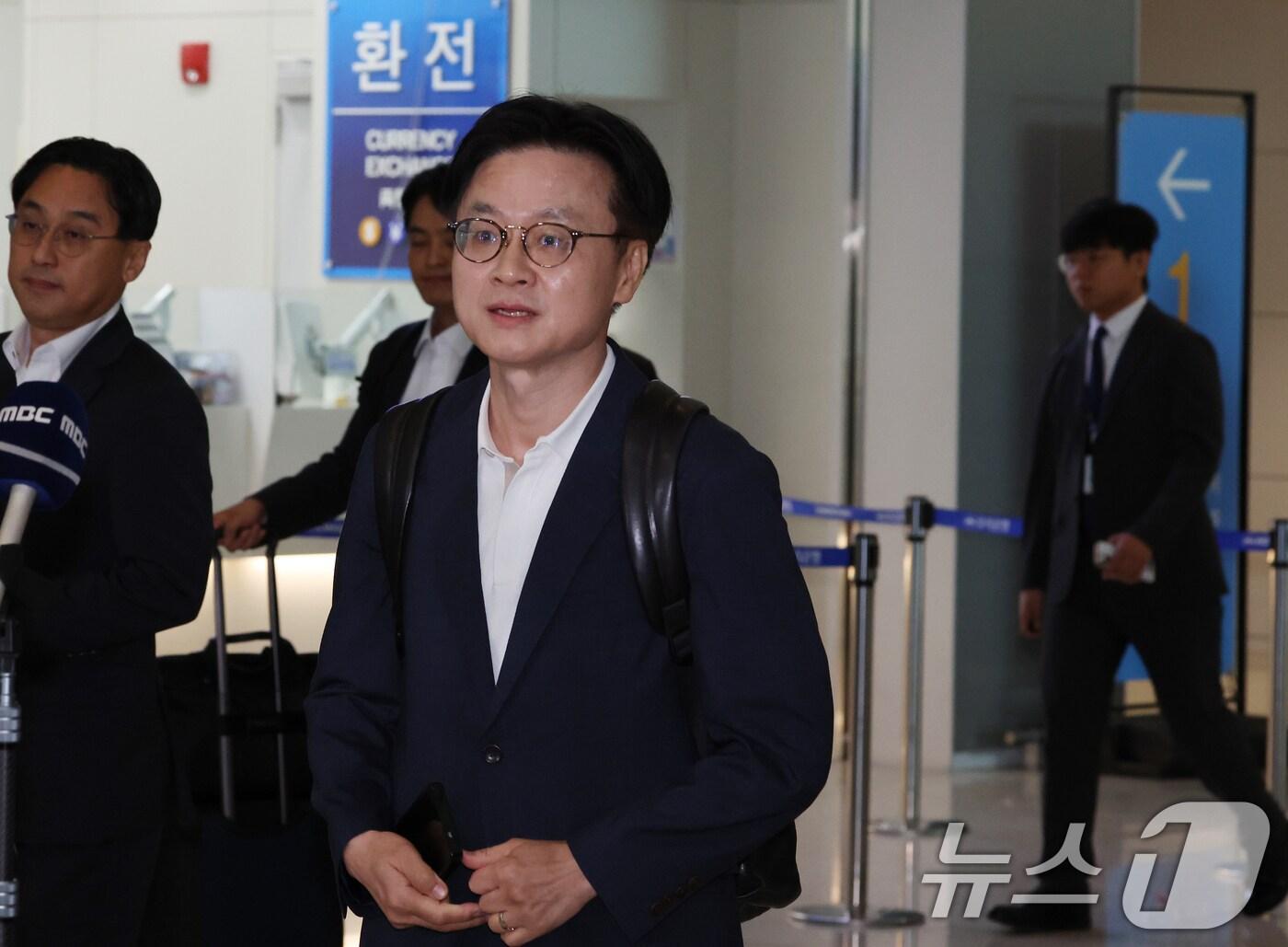 본문 이미지 - 김정관 산업통상자원부 장관이 23일 오전 인천공항에서 대미 통상 협상을 위해 출국하고 있다. 2025.7.23/뉴스1 ⓒ News1 김명섭 기자