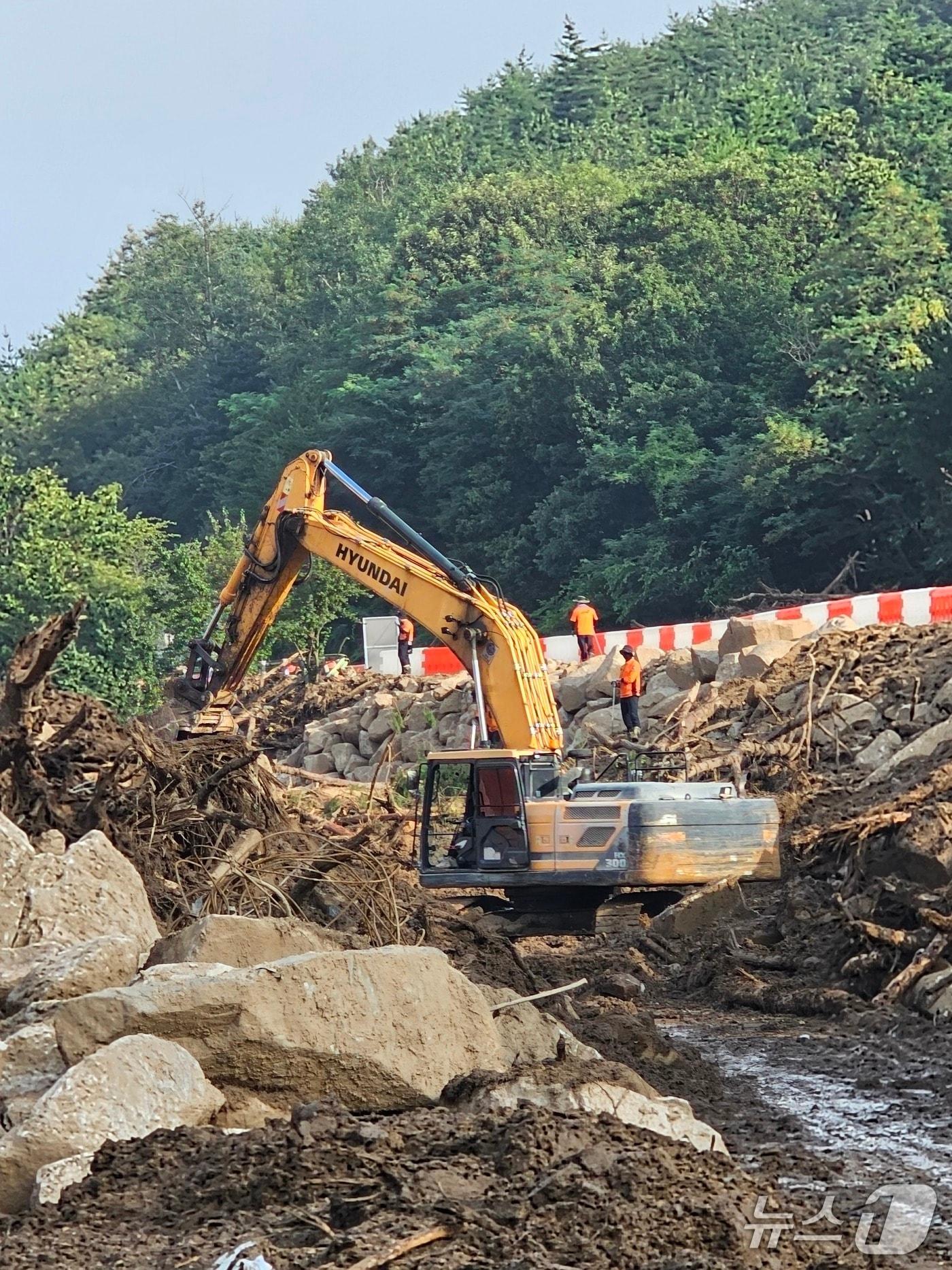 본문 이미지 - 산청군 신안면 외송리 실종자를 찾기 위해 관계 당국이 23일 오전부터 수색 작업을 벌이고 있다. 2025.7.23/뉴스1 한송학기자