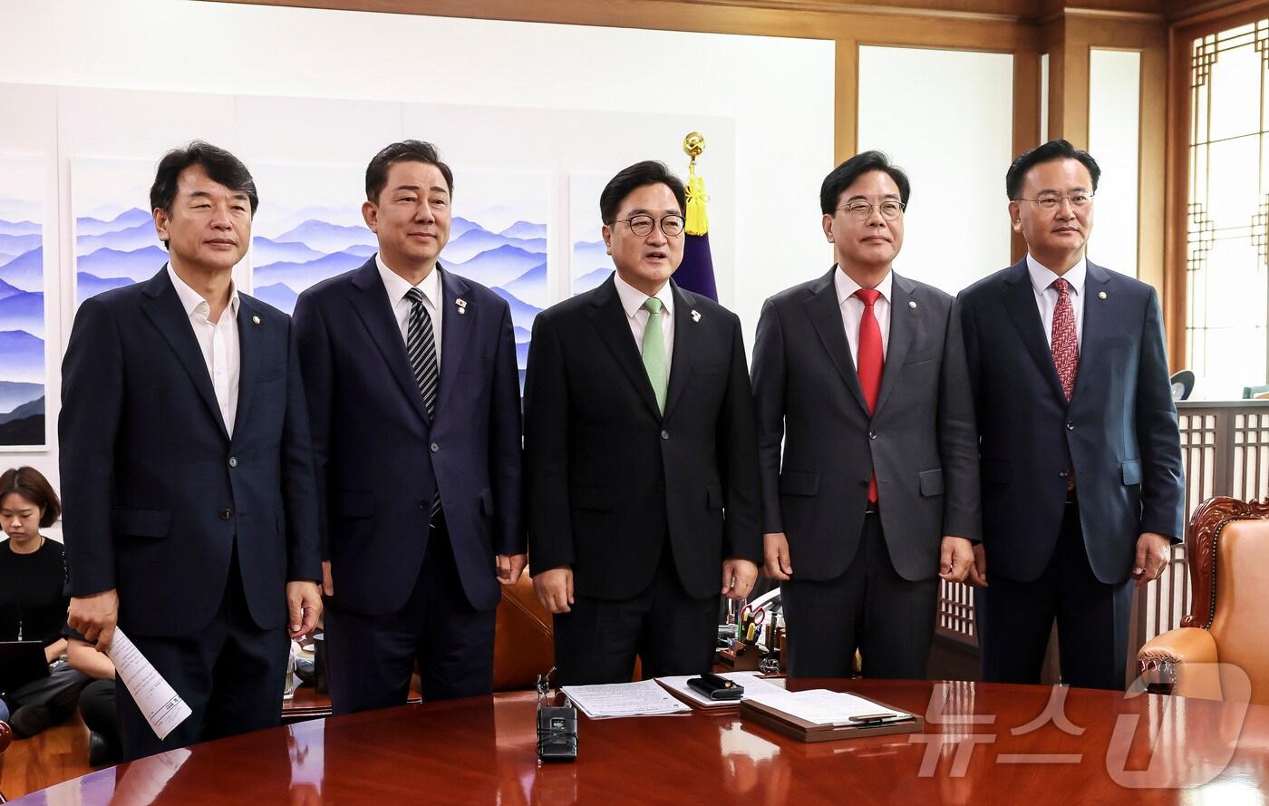 우원식 국회의장과 더불어민주당 김병기 당대표 직무대행 겸 원내대표, 국민의힘 송언석 비상대책위원장 겸 원내대표가 23일 오전 서울 여의도 국회에서 열린 의장 주재 여야 원내대표 회동에서 기념촬영을 하고 있다. (공동취재) 2025.7.23/뉴스1 ⓒ News1 이광호 기자